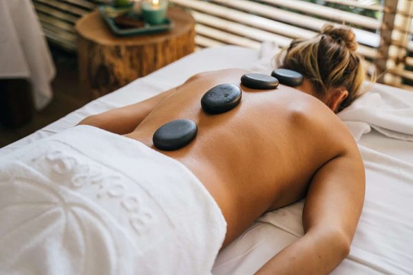 Quels sont les bienfaits des massages aux pierres chaudes pour la relaxation et la gestion du stress?