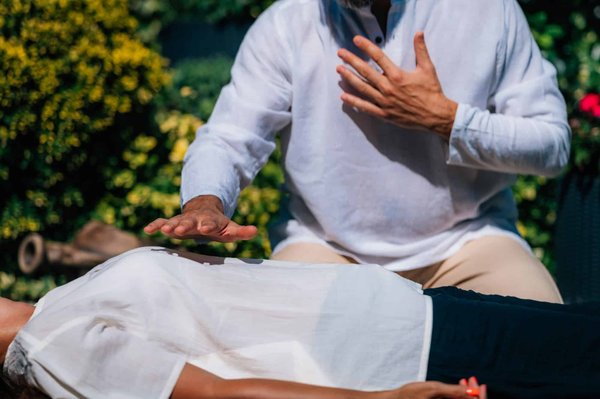 Comment les séances de Reiki peuvent-elles aider à réduire les symptômes de l'anxiété?